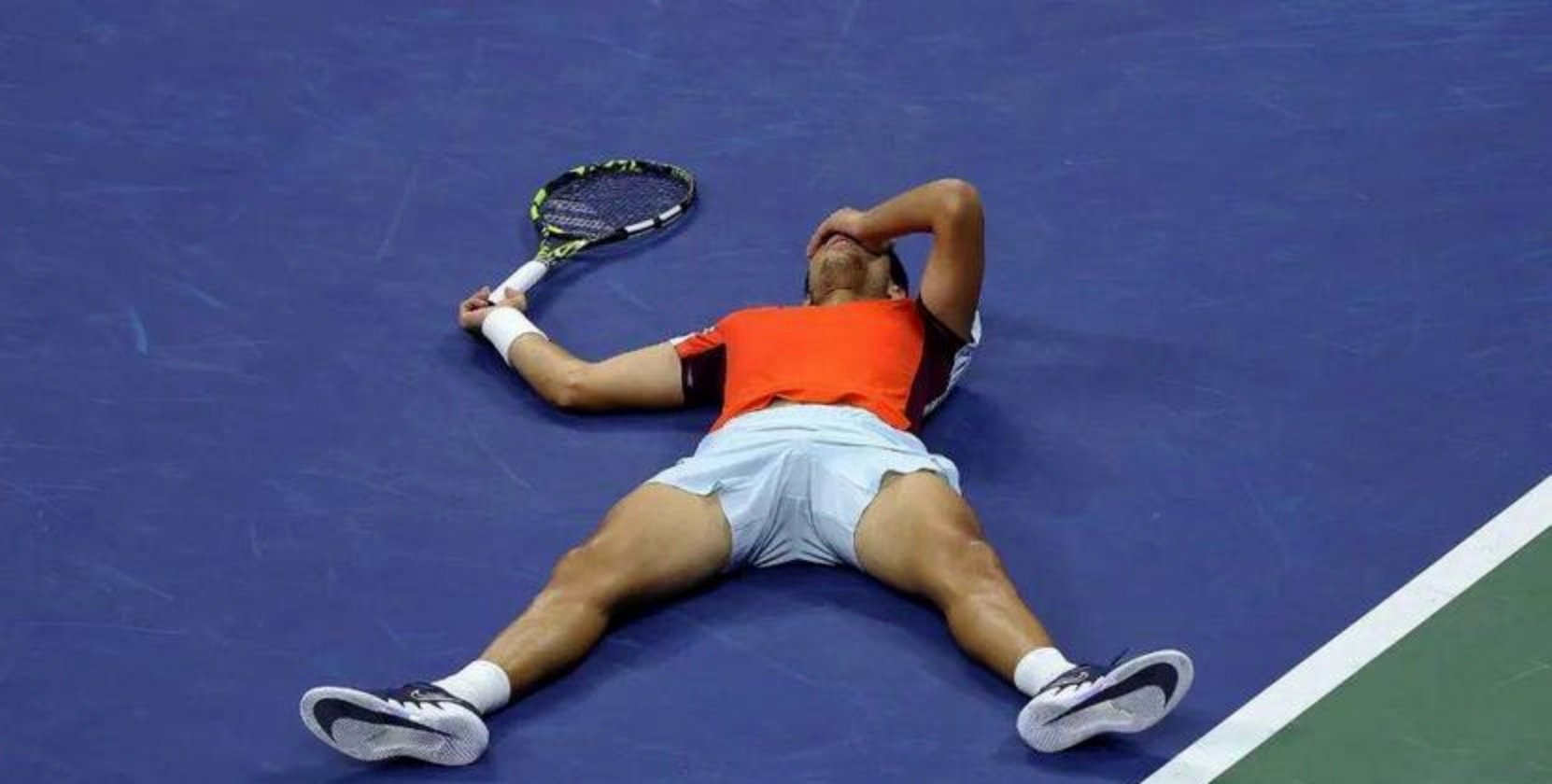 ATP总决赛绝杀戴维斯杯，阿尔卡拉斯统治全场