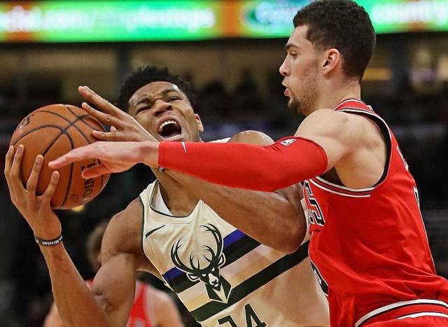 青岛队完胜火箭，拉文统治全场