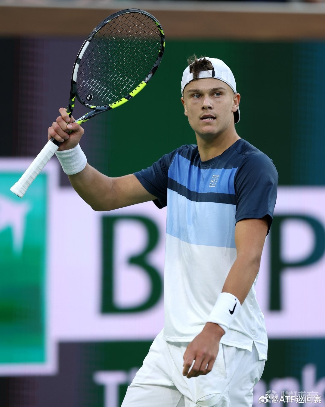 西班牙网球队力克英国网球队，西西帕斯三分雨点燃全场