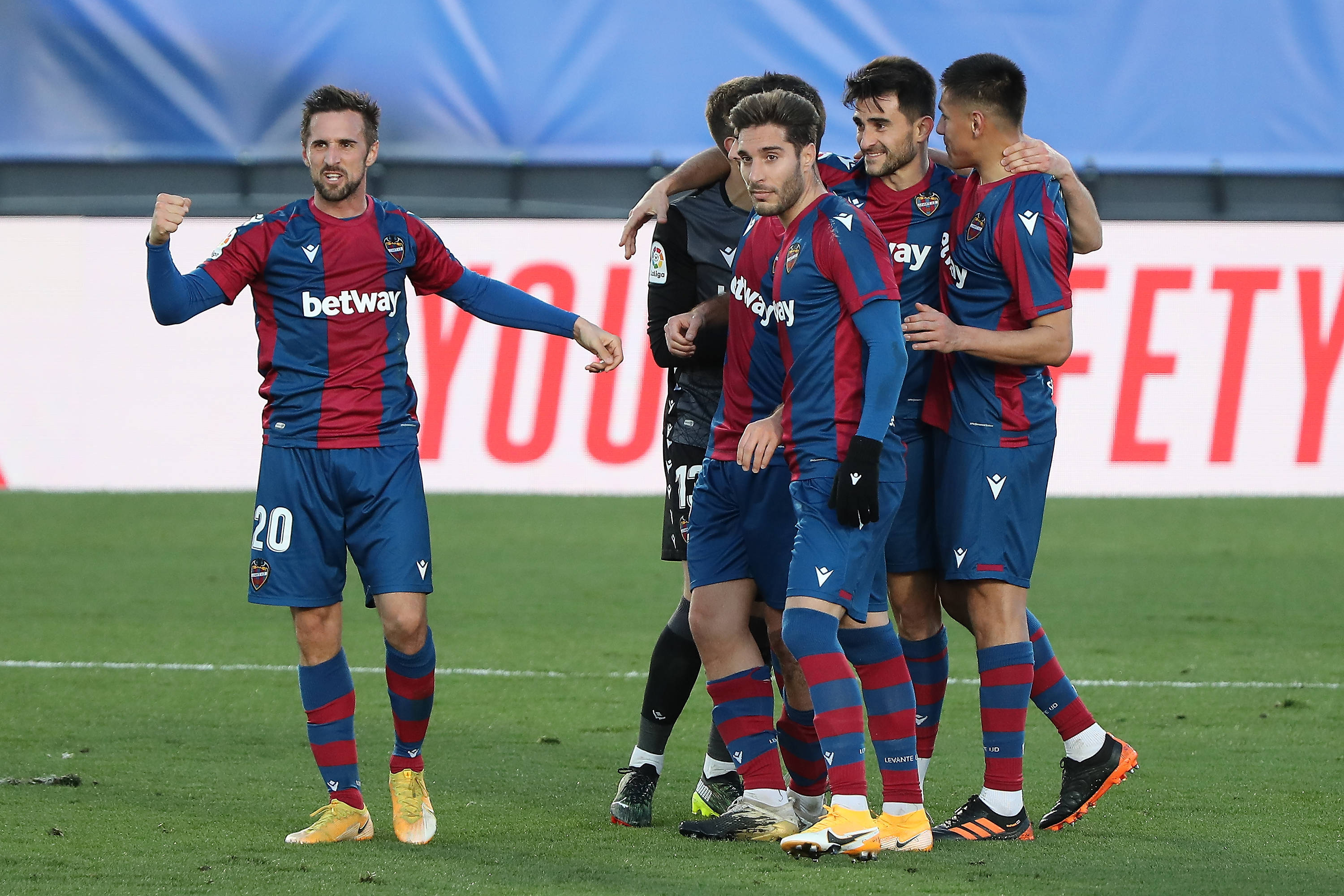 皇家社会客场逼平，表现稳定不败