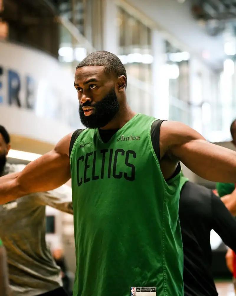 凯尔特人力图取胜！球迷全力支持备战