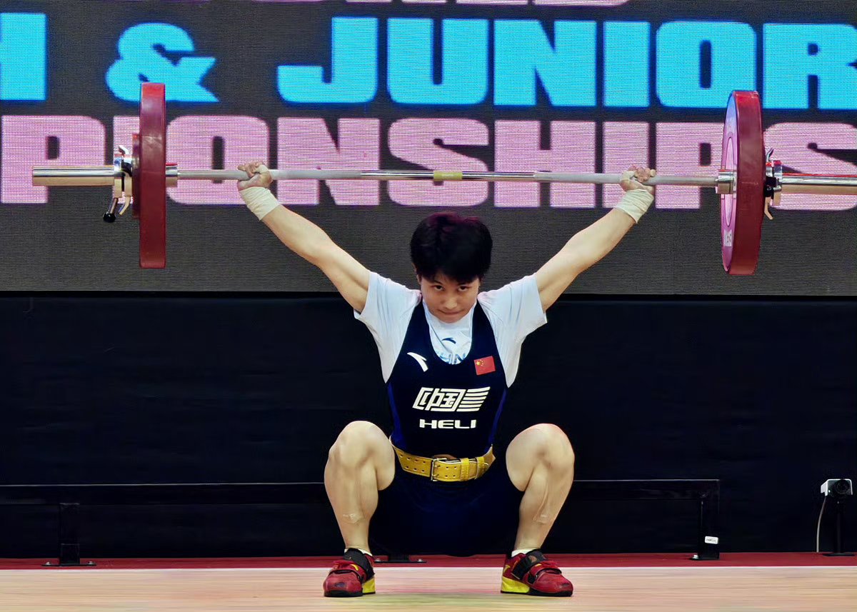 俄罗斯举重名将稳坐金牌，实力过人