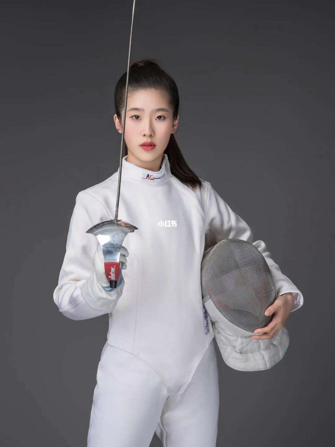 墨西哥击剑冠军手握金牌，英姿飒爽登台