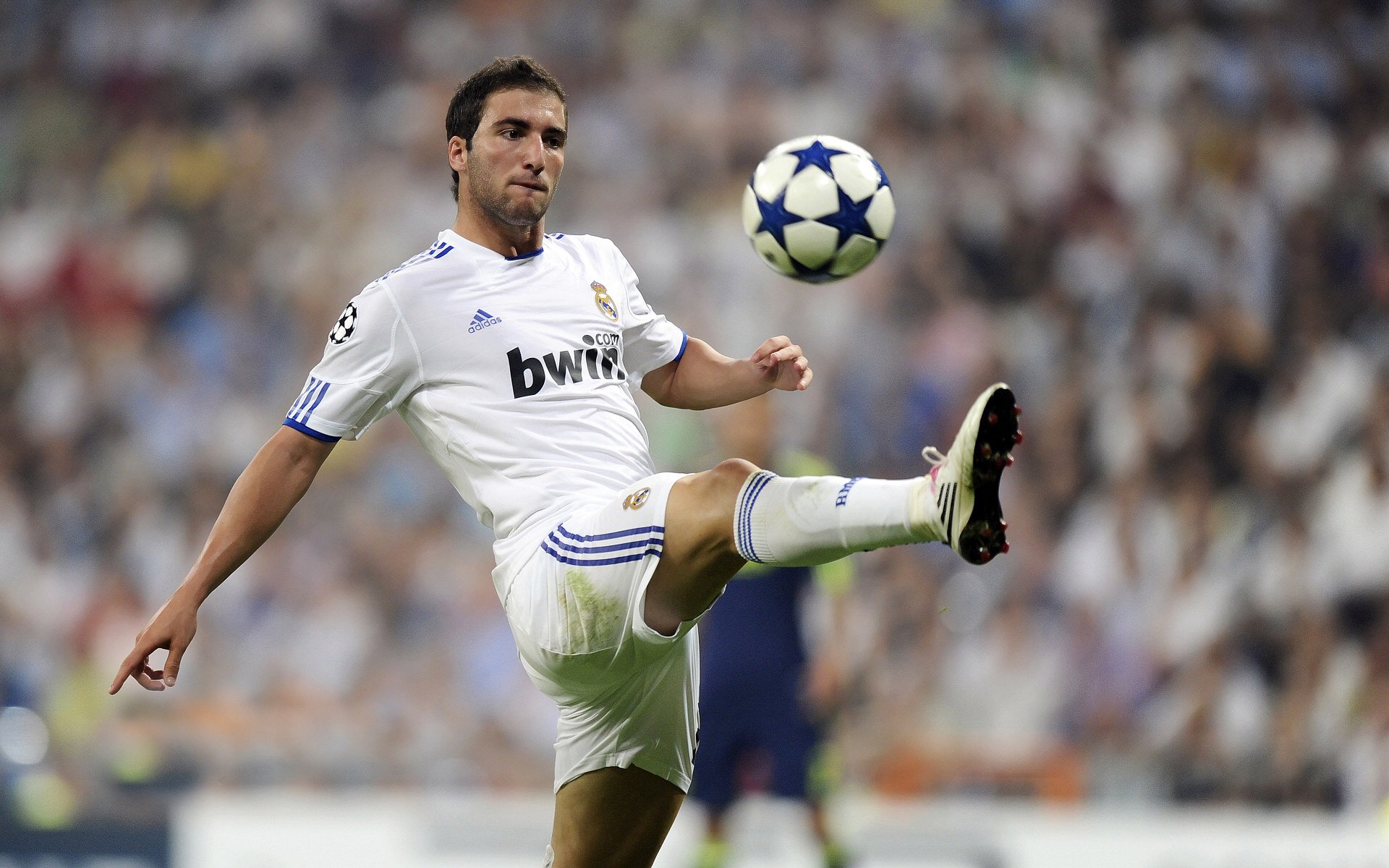 当传奇交织，凯尔特人爆冷猛龙之夜，浓眉在季后赛的统治力觉醒