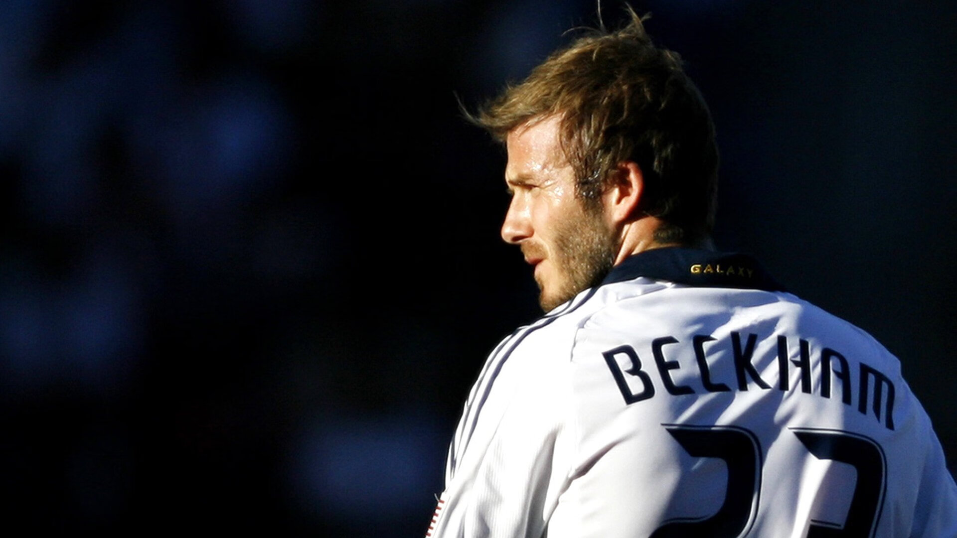 绿茵场与沙漠战场，维尼修斯爆发引领贝蒂斯关键战突围，伊拉克足球的坚韧启示